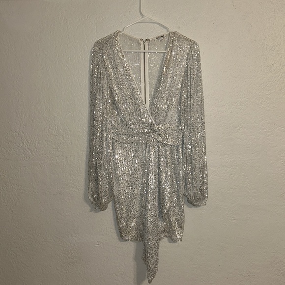 FASHION NOVA WOMEN DRESS SIZE L COLOR WHITE & SILVER USED ONCE GOOD FOR PARTY - Picture 4 of 4